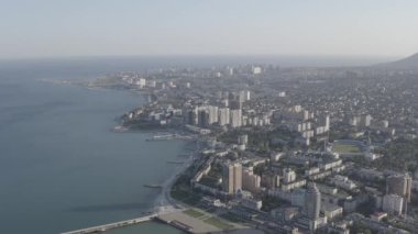 Novorossiysk, Rusya. Şehrin manzarası ve setin seti. Karadeniz 'deki Tsemesskaya Körfezi. 4K