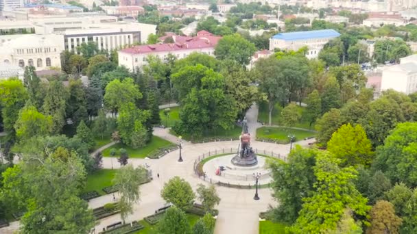 Krasnodar, Rosja. Pomnik cesarzowej Katarzyny II na placu Katarzyny. Widok z lotu ptaka. 4K — Wideo stockowe