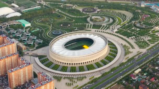 Krasnodar, Russia. Krasnodar Stadium è uno stadio di calcio nel parco di Krasnodar. Le luci della città si accendono — Video Stock