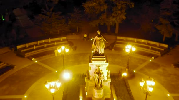 Simferopol, Crimea. Monumento a Catalina la Grande. Noche. 4K — Vídeo de stock