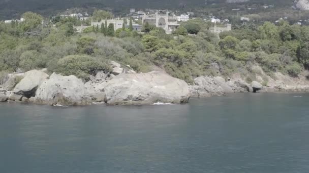 Alupka, Crimea. Palazzo Vorontsov. Palazzo gotico del XIX secolo con sale ben conservate e un pittoresco parco di 40 ettari. Il palazzo fu costruito dal 1828 al 1848. 4K — Video Stock