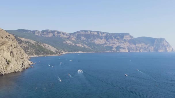 Sebastopol, Crimeia. Barcos na entrada da Baía de Balaklava. Costa rochosa. 4K — Vídeo de Stock