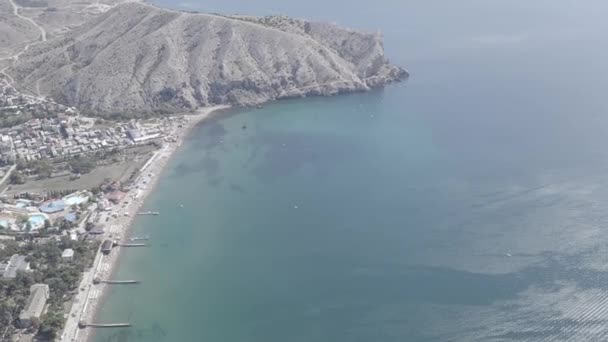 Sudak, Krim. Uferweg von Sudak. Schwarzmeerküste mit Stränden. 4K — Stockvideo