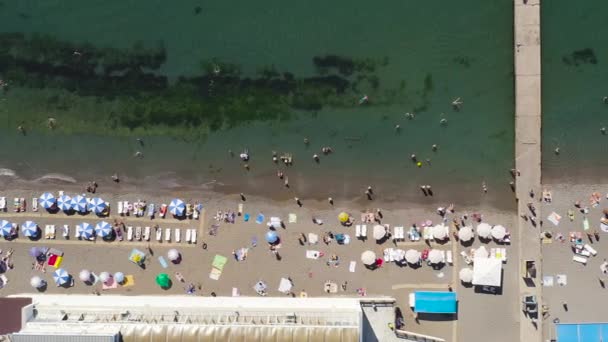 Судак, Крим. Застава Судака. Чорне узбережжя моря з пляжами і людьми. 4K — стокове відео