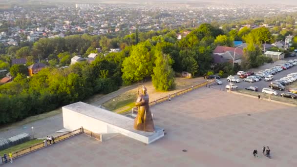 Stavropol, Rusya. Kızıl Muhafız Askerinin Anıtı. Asker Meydanı. Gün batımı zamanı. 4K — Stok video