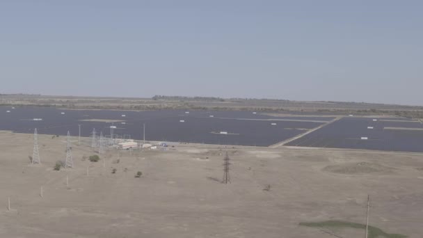 Россия, Ставропольский край. Солнечная электростанция в ясный солнечный день. 4K — стоковое видео
