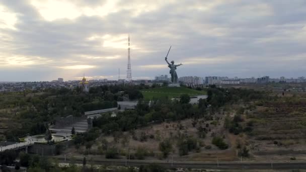 Wołgograd, Rosja. Wieczorny widok rzeźby Ojczyzna wzywa! na kurganie Mamajewa w Wołgogradzie. Chmurna pogoda. 4K — Wideo stockowe
