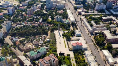 Voronezh, Rusya - 23 Ağustos 2020: Zafer Meydanı. Voronezh 'in Kurtarıcıları Anıtı, Hava Görüntüsü  