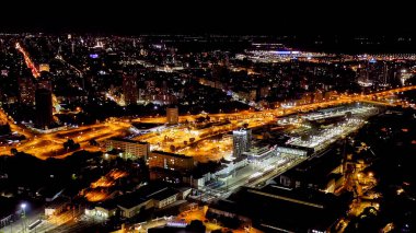 Rostov-on-Don, Rusya - 25 Ağustos 2020: Rostov-Glavny tren istasyonu. Şehir gece manzarası, hava manzarası.  