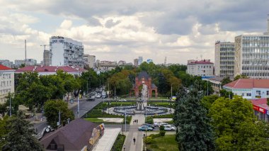 Krasnodar, Rusya - 27 Ağustos 2020: Alexandrovsky Bulvarı. Kutsal Büyük Şehit Catherine 'in fıskiyeli anıtı. Zafer Kemeri. Hava görüntüsü, Hava Görüntüsü  