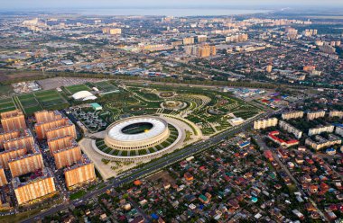 Krasnodar, Rusya - 29 Ağustos 2020: Krasnodar Park, Krasnodar Arena Stadyumu, gün batımından sonra. Hava görünümü