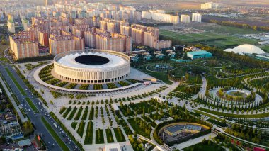 Krasnodar, Rusya - 29 Ağustos 2020: Krasnodar Stadyumu, Krasnodar Parkı 'nda bulunan bir futbol stadyumu. Gün batımı zamanı, Hava Görüntüsü  