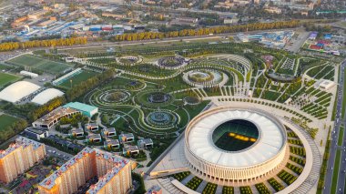 Krasnodar, Rusya - 29 Ağustos 2020: Krasnodar Stadyumu, Krasnodar Parkı 'nda bulunan bir futbol stadyumu. Gün batımı zamanı, Hava Görüntüsü  