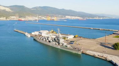 Novorossiysk, Rusya - 16 Eylül 2020: Kruvazör Mikhail Kutuzov. Merkezi Donanma Müzesi adını İmparator Büyük Peter 'dan almıştır.  