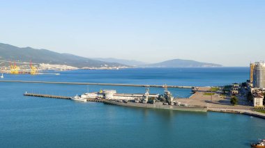 Novorossiysk, Rusya - 16 Eylül 2020: Kruvazör Mikhail Kutuzov. Merkezi Donanma Müzesi adını İmparator Büyük Peter 'dan almıştır.  