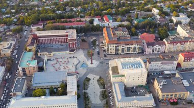 Stavropol, Rusya - 17 Eylül 2020: Haç Şehri Koruyucu Meleği. Alexandrovskaya Meydanı. Gün batımı, Hava Görünümü  