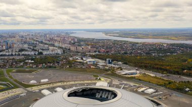 Samara, Rusya - 20 Eylül 2020 Samara Arena Stadyumu. Sonbahar bulutları, Hava Görünümü  