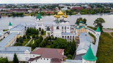 Rusya, Kostroma. Çan kulesi. Kostroma 'daki Kutsal Trinity Ipatievsky Manastırı, Hava Görüntüsü  