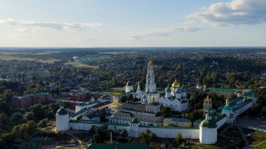 Sergiev Posad, Rusya. Trinity-Sergius Lavra, Rus Ortodoks Kilisesi 'nin en büyük erkek manastırıdır. Sergiev Posad şehrinin merkezinde yer almaktadır. Gün batımı ışığı, Hava Görünümü  