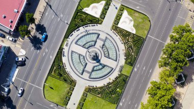 Krasnodar, Rusya. Aziz Catherine Anıtı 'ndaki çeşme. Krasnaya caddesindeki meydan. Yazın şehir üzerinde uçuş, Hava Manzarası  