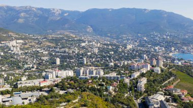 Yalta, Kırım. Şehrin güneşli havasında panorama, Hava Manzarası  