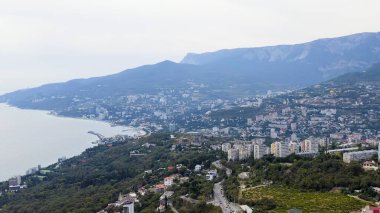 Yalta, Kırım. Güneşli bir havada şehrin manzarası. Baraj ve liman, Hava Görünümü  