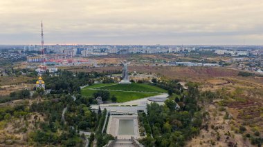 Volgograd, Rusya. Anavatan Çağrıları heykelinin akşam manzarası! Volgograd 'daki Mamaev Kurgan' da. Bulutlu hava, Hava Görünümü  