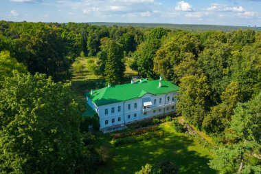 Yasnaya Polyana Köyü, Tula Bölgesi, Rusya. Hava manzaralı yaz
