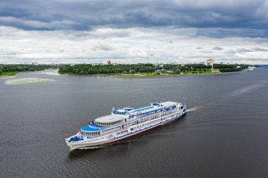 Yaroslavl, Rusya. Yolcu gemisi Pavel Bozhov Yaroslavl 'daki Spit Park' tan geçiyor. Kotorosl, Volga Nehri 'ne akar. Hava bulutlu. Hava görünümü