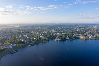 Uglich, Rusya. Kremlin 'in bölgesi. Volga Nehri. Uglich 'te toprak seti. Hava görünümü