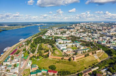 Nizhny Novgorod, Rusya. Kremlin 'in havadaki panoraması. Seddin ve Volga nehrinin manzarası. Şehir merkezi