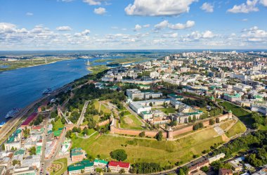 Nizhny Novgorod, Rusya. Kremlin 'in havadaki panoraması. Seddin ve Volga nehrinin manzarası. Şehir merkezi