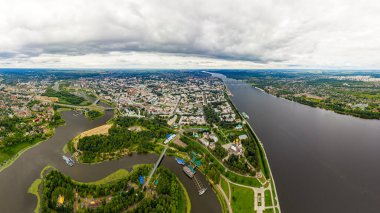Yaroslavl, Rusya. Tükürüğün üzerine park et. Şehrin panoramik manzarası. Kotorosl, Volga Nehri 'ne akar. Hava bulutlu. Hava görünümü