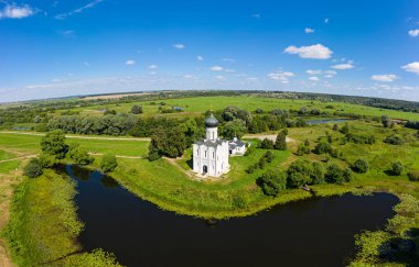 Rusya, Bogolyubovo. Kilisenin Nerl 'deki şefaat görüşü. Ortodoks kilisesi ve ortaçağ Rusya 'sının bir sembolü