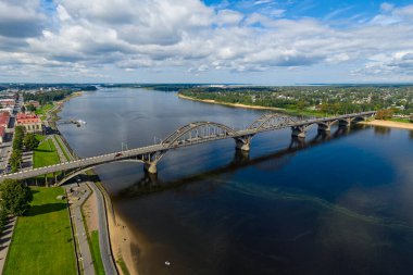 Rybinsk, Rusya. Rybinsky Köprüsü, Yaroslavl Bölgesi 'nde, Rybensk kasabasında, Volga Nehri üzerinde bulunan bir köprüdür. Hava görünümü