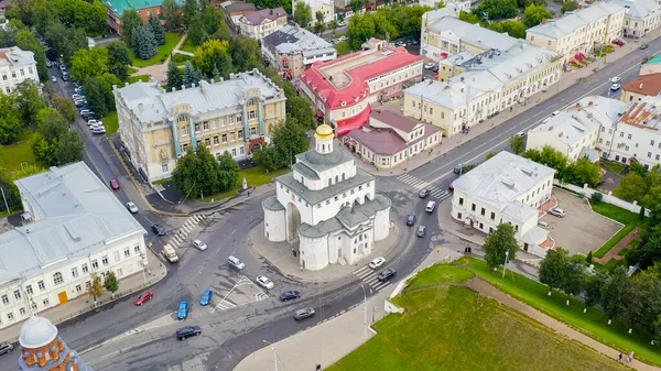 Rusya, Vladimir - 11 Ağustos 2020: şehir üzerinde uçuş. Şehrin en önemli gösterilerinden biri Altın Kapı, Havadan Bakış  