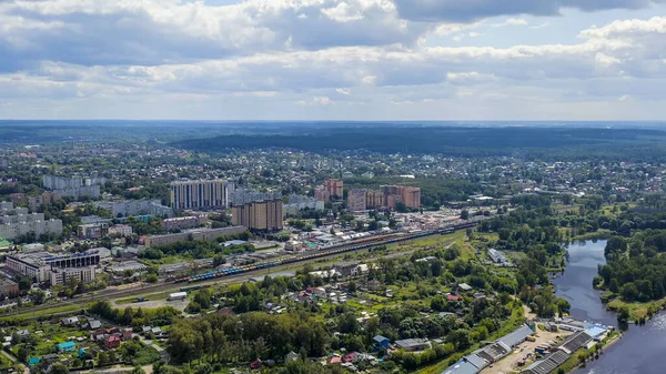 ロシアのドミトロフ 2020年8月19日 モスクワ運河とドミトロフの街の景色 モスクワ川とヴォルガ エアビューを結ぶ運河 — ストック写真