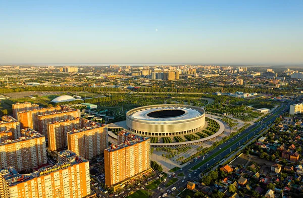 ロシアのクラスノダール 2020年8月29日 日没時にクラスノダール公園 クラスノダールアリーナスタジアム 空中風景 — ストック写真