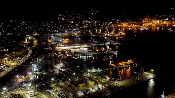 ロシアのノヴォロシスク ノヴォロシスクの港だ 夜の街の灯 黒海のツェメスカヤ湾 空の景色 — ストック写真