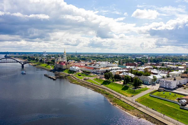 俄罗斯雷宾斯克 里宾斯克市的堤岸和伏尔加河上的桥的景观 空中摄影 — 图库照片