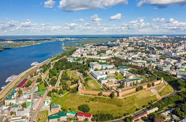 ロシアのニジニ ノヴゴロド 空気からクレムリンのパノラマ 堤防とヴォルガ川の眺め 市中心部 — ストック写真
