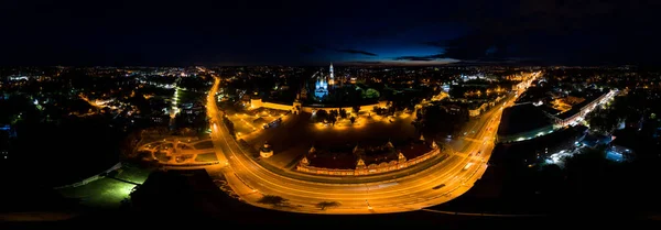 ロシアのセルギエフ ポサド 聖三位一体セルギウス ラブラ クラスノゴルスカヤ広場 夜の空中風景 パノラマ360 — ストック写真