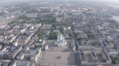Helsinki, Finlandiya. Şehir merkezinin hava manzarası. Helsinki Katedrali. Senato karesi. 4K