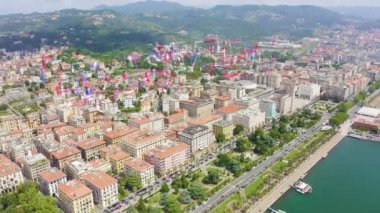 La Spezia, İtalya. Sahil boyunca uçuş, Viale Italia caddesi. Yukarıdan bak. 4K