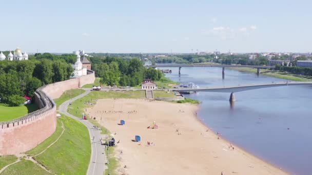 多莉放大。Veliky Novgorod，俄罗斯。Novgorod Kremlin (Detinets), Volkhov River.飞越城市上空 — 图库视频影像