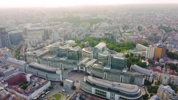 Bruxelles, Belgio. Il complesso di edifici del Parlamento europeo. Istituzione statale. 4K — Video Stock