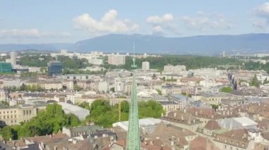 Dolly zoom. Cenevre, İsviçre. Şehrin üzerinde uçuş. Cenevre Katedrali