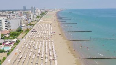 Dolly zoom. İtalya, Jesolo. Lido di Jesolo (veya Jesolo Lido), Venedik 'in Jesolo şehrinin plaj bölgesi.