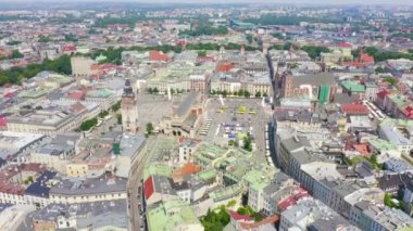 Krakow, Polonya. Ana Meydan. 13. yüzyılın büyük şehir meydanı. Tarihi merkezin manzarası. 4K