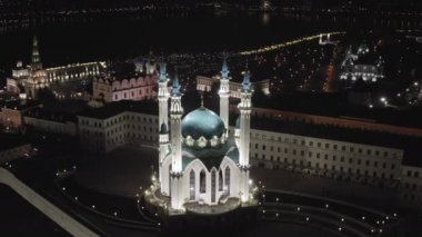 Kazan, Rusya. Kul Sharif Camii. Kazan Kremlin 'in hava görüntüsü. Gece vakti. 4K